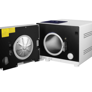 Autoclave Lafomed 8L équipé d’un écran, d’une chambre de stérilisation en acier inoxydable et d’un réservoir d’eau accessible par le dessus.