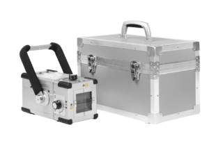 Appareil de radiologie vétérinaire portable Gierth 80/20 présenté avec sa mallette de transport.