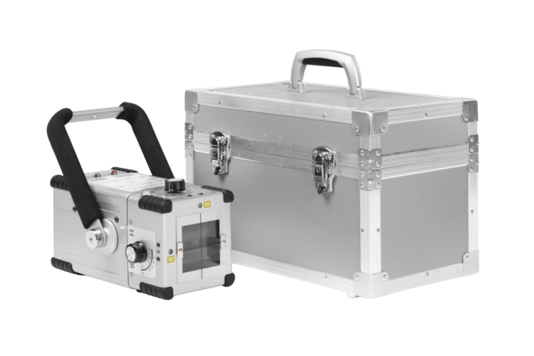 Appareil de radiologie vétérinaire portable Gierth 80/20 présenté avec sa mallette de transport.