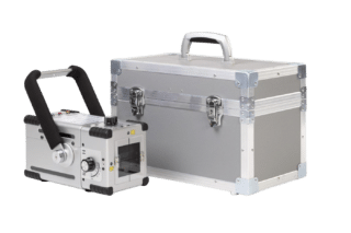 Appareil de radiologie vétérinaire Gierth 90/30 PEAK avec mallette de transport, collimateur gradué, double pointeur laser et affichage numérique « X-RAY », « READY » et « WARNING ».