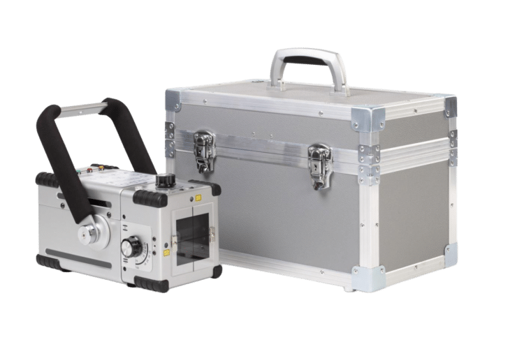Appareil de radiologie vétérinaire Gierth 90/30 PEAK avec mallette de transport, collimateur gradué, double pointeur laser et affichage numérique « X-RAY », « READY » et « WARNING ».