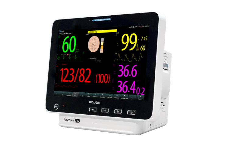 Moniteur vétérinaire Biolight G12 Vet (AnyView G12), vu en trois quarts de face : cadre noir et socle blanc, écran allumé en mode démonstration avec un ECG vert à 60, la SpO2 en jaune à 99, une pression invasive en rouge à 123/82, deux températures en magenta, une barre de menu en bas de l’écran et quatre touches physiques sous l’écran. Une barre lumineuse bleue est visible au-dessus de l’écran.