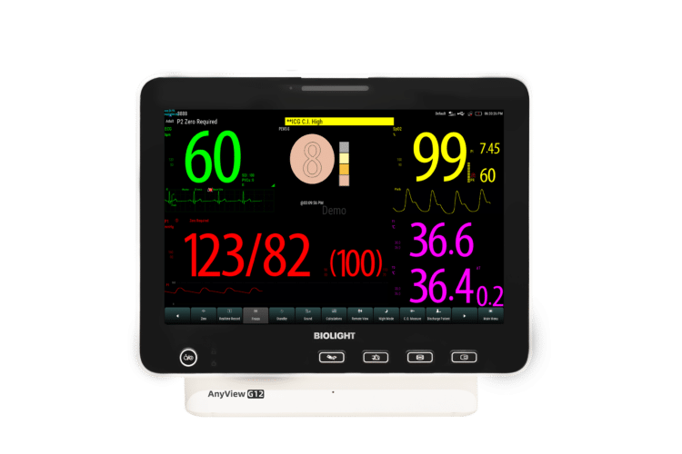 Vue de face du moniteur vétérinaire Biolight G12 Vet (AnyView G12) sur fond blanc : écran noir allumé en mode démonstration avec un ECG vert à 60, la SpO2 jaune à 99, la pression invasive rouge à 123/82 et deux températures en magenta ; barre de menu tactile en bas de l’écran (Zero, Freeze, Standby, Sound, Night Mode, Main Menu et autres), bouton de mise en marche à gauche et quatre touches physiques à droite sous l’écran.