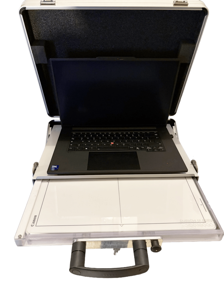 Capteur de radiographie numérique vétérinaire Canon CXDI-803W installé dans une mallette avec ordinateur portable ouvert au-dessus du détecteur.