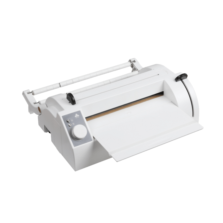Soudeuse thermique vétérinaire Pearl Shell Sealer blanche vue de dessus, sans rouleau, avec deux tiges porte-rouleaux à l’arrière, un panneau gris à gauche avec deux voyants et une molette de température, un plateau blanc à l’avant et un levier noir sur le côté droit.