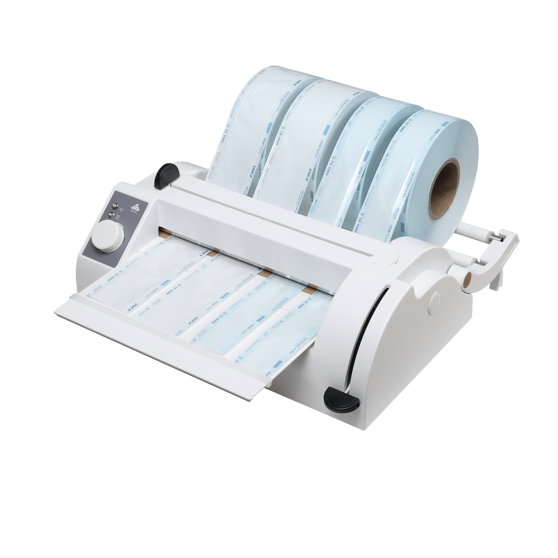 Vue en trois quarts d’une soudeuse thermique vétérinaire Pearl Shell Sealer blanche, avec quatre rouleaux de gaines de stérilisation de largeurs différentes montés sur les tiges à l’arrière, et plusieurs bandes de gaine découpées posées sur le plateau avant ; panneau gris et molette à gauche, levier noir à droite.