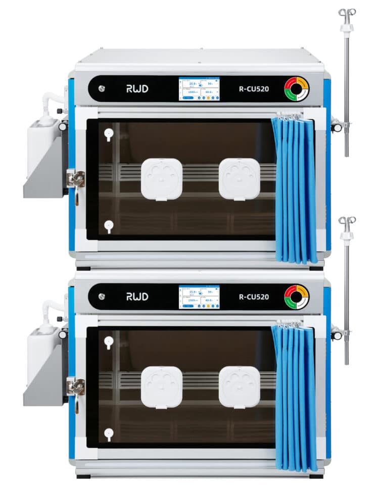 Deux unités de soins vétérinaires R-CU510 empilées, avec panneaux vitrés, portes latérales, écrans de contrôle, roulettes et supports pour perfusion.