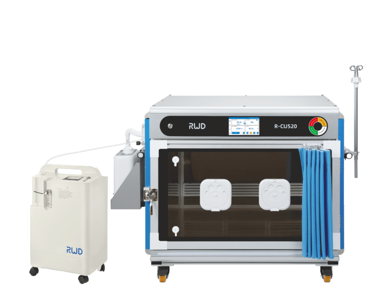 Unité de soins vétérinaires R-CU510 avec écran de contrôle, panneau vitré, porte latérale, roulettes, support pour perfusion et rideau, accompagnée d’un concentrateur d’oxygène.